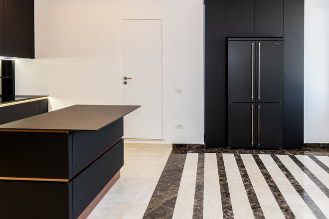 Mobila Bucatarie cu insula, pe trei pereti, pana in tavan, fara manere, cu semi-masa integrata, cu zona Dining, 25m², L 989 x H 258cm — foto 2 din 7
