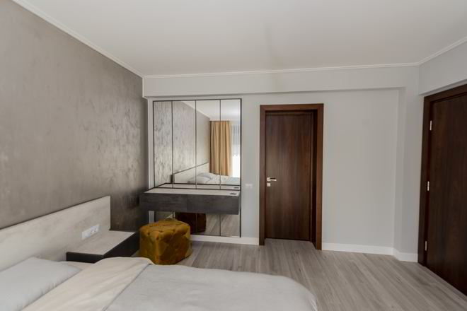 Proiect mobila Dormitor matrimonial, cu pat central suspendat, dulap cu TV incadrat, compozitie pentru machiat, 16m² — foto 5 din 7