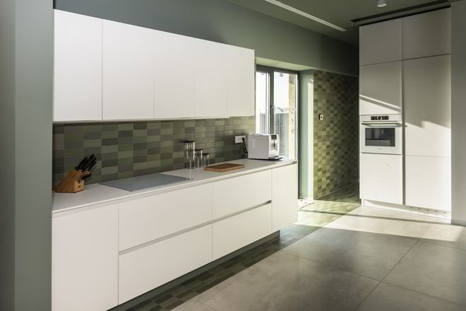 Mobila Bucatarie pe trei pereti, pana in tavan, fara manere, unita cu Living-Room si Hol, L 670 x H 280cm — foto 6 din 7