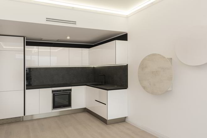 Mobila Bucatarie pana in tavan, pe colt, unita cu Living-Room si Hol, cu zona Dining, 27m², L 563 x H 234cm — foto 2 din 7