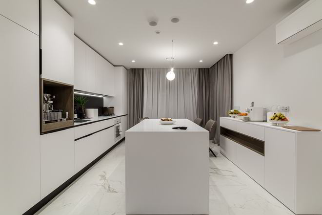 Mobila Bucatarie cu insula, cu masa integrata extensibila, unita cu Living-Room, cu zona Dining, L 970 x H 250cm — foto 1 din 7