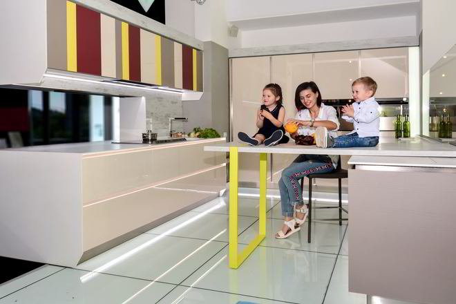 Mobila Bucatarie pe trei pereti, fara manere, cu masa integrata culisanta, masa integrata extractabila, expusa in Showroom YUKA, 17m², L 947 x H 234cm — foto 2 din 7