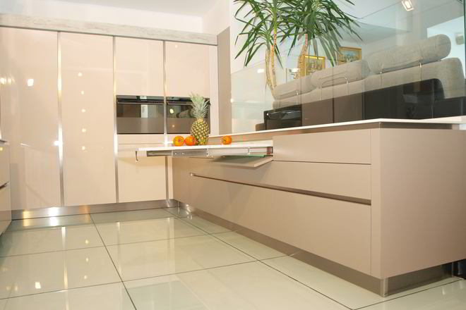 Mobila Bucatarie pe trei pereti, fara manere, cu masa integrata culisanta, masa integrata extractabila, expusa in Showroom YUKA, 17m², L 947 x H 234cm — foto 5 din 7