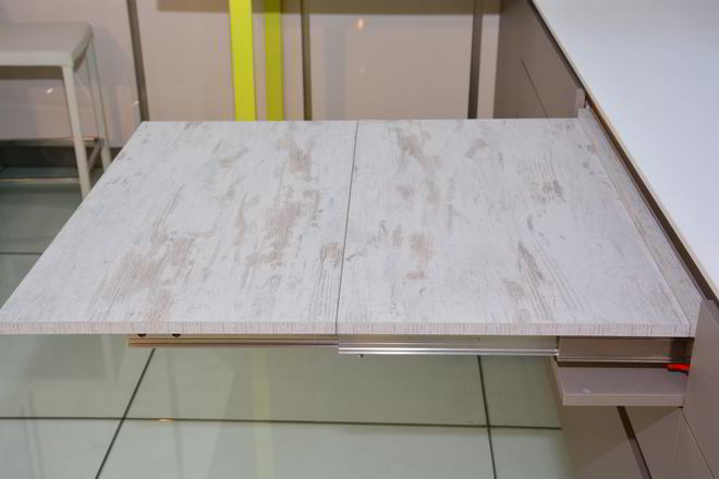 Mobila Bucatarie pe trei pereti, fara manere, cu masa integrata culisanta, masa integrata extractabila, expusa in Showroom YUKA, 17m², L 947 x H 234cm — foto 6 din 7