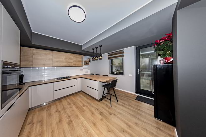 Proiect mobilare Bucatarie pe colt, cu peninsula, fara manere, cu semi-masa integrata, 17m², L 845 x H 224cm — foto 2 din 5
